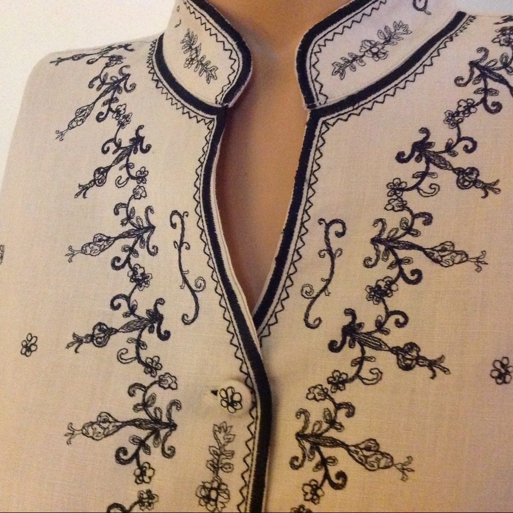 🎈Embroidered linen blouse.